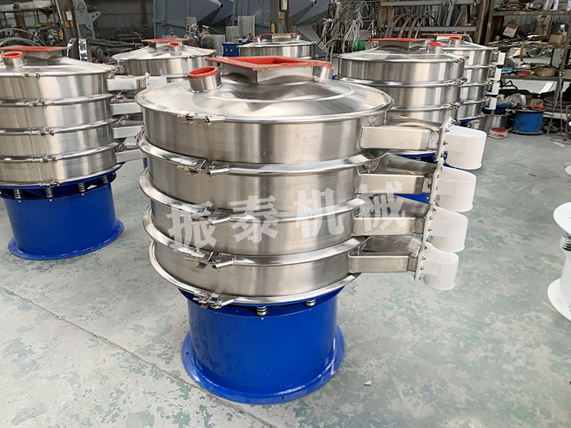 新式出料口直徑1000mm內(nèi)敷聚氨酯三層不銹鋼振動篩生產(chǎn)已完成，發(fā)往青島，請孫經(jīng)理查收！