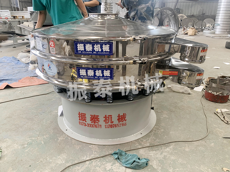 1200型旋振篩生產(chǎn)完成，符合出廠標準，發(fā)往河北石家莊，請于經(jīng)理注意查收！