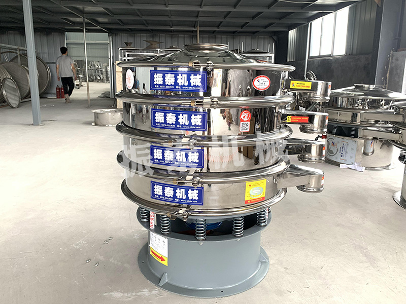 800型2層不銹鋼振動篩，生產(chǎn)已完成，測試合格符合出廠標準，通過物流發(fā)往山東，請劉經(jīng)理注意查收！